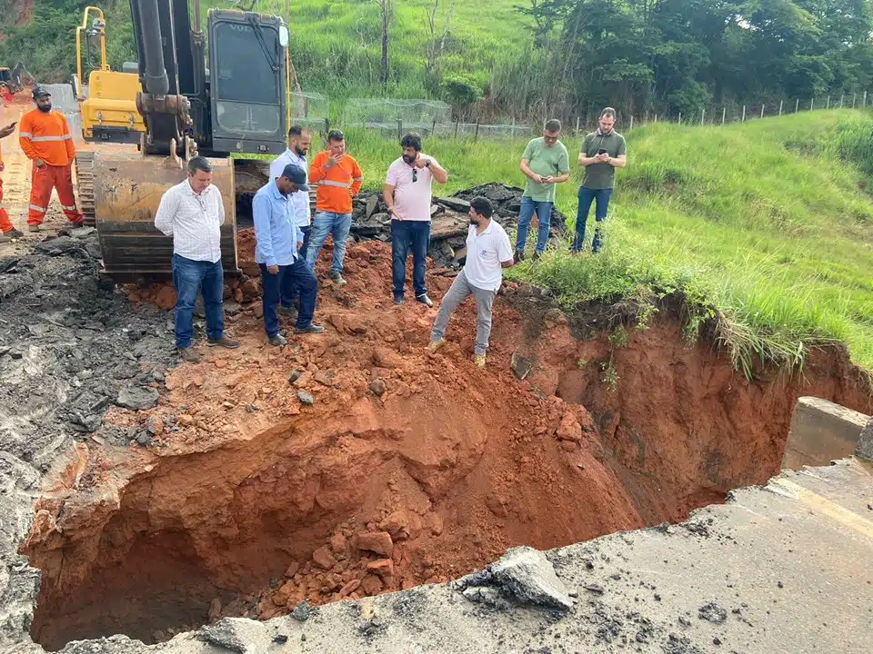 DER-ES limpeza de rodovias afetadas pela chuva
