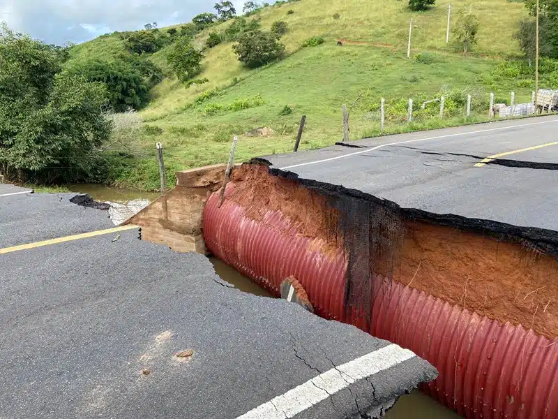 DER-ES limpeza de rodovias afetadas pela chuva