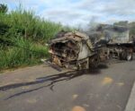 Trânsito é interditado após carreta capotar em rodovia do ES