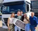 Lembra do ‘taca-le pau’? Responsável pelo meme compra caminhão e comemora: ‘Sonho realizado’
