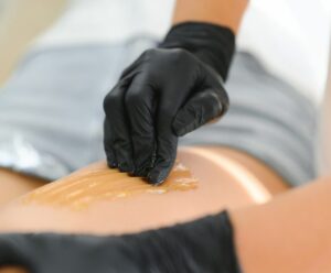 Procon de Cachoeiro informa sobre crise em rede de estética mulher depilando as pernas com - depilação - curso