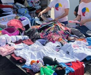 Vítimas das chuvas: sistema prisional fabrica roupas infantis para doação Vítimas das chuvas