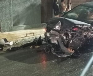 Acidente entre moto e caminhão deixa dois feridos em Cachoeiro Acidente em Cachoeiro