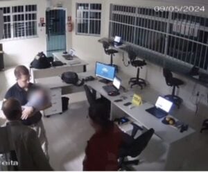 VÍDEO | Bebê engasgado é salvo no posto da PRF em Brejetuba Bebê engasgado em Brejetuba
