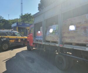 PRF apreende mais de 2 mil litros de bebidas sem nota fiscal em Mimoso Bebidas sem nota fiscal apreendidas em Mimoso