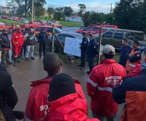 Bombeiros do ES procuram por desaparecidos e entregam medicamentos no RS Bombeiros Rio Grande do Sul