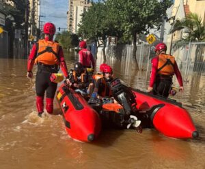 Segunda equipe de bombeiros capixabas chega ao ES após missão no RS Bombeiros do ES no Rio Grande do Sul