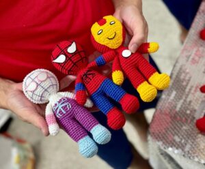 Sistema prisional produz bonecos super-heróis para crianças de Mimoso Bonecos para crianças de Mimoso