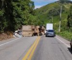 Caminhão de lixo tomba e interdita rodovia em Alegre