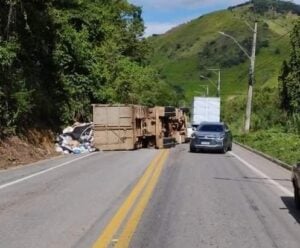 Caminhão de lixo tomba e interdita rodovia em Alegre Caminhão tomba em Alegre