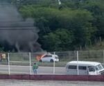 Carro fica destruído após pegar fogo em Cachoeiro de Itapemirim