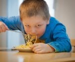 Crianças brasileiras de 3 a 10 anos estão mais altas e obesas, mostra estudo