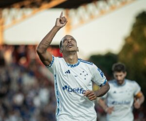 Cruzeiro vence o Atlético-GO em Goiânia e se aproxima dos líderes do Brasileirão
