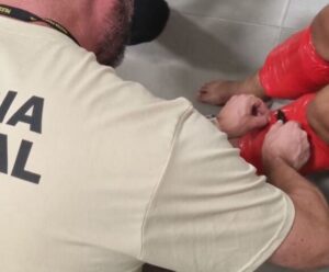 Jovem é presa com drogas desembarcando de voo no aeroporto de Vitória Mulher presa no aeroporto de Vitória