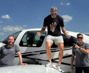 Weverton, goleiro do Palmeiras, realiza sonho de pilotar avião sozinho