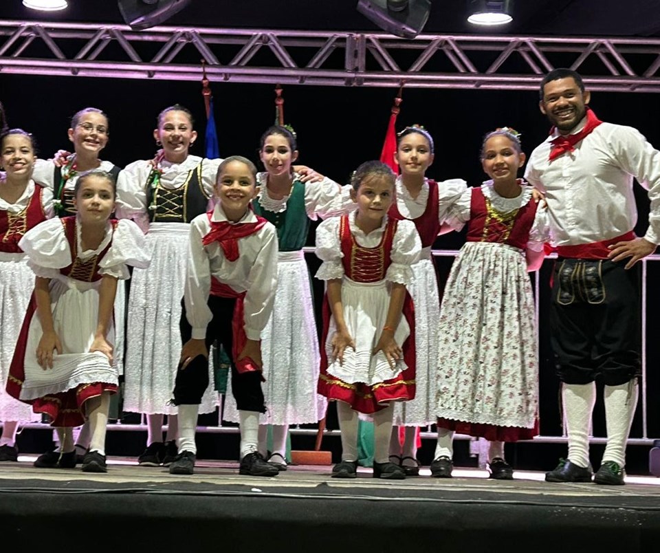 Grupo Picollo Benevente faz apresentação na Noite Italiana em Alfredo Chaves. Foto Clovis Rangel Grupo Picollo Benevente faz apresentação na Noite Italiana em Alfredo Chaves. Foto Clovis Rangel