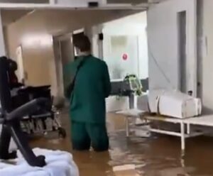 VÍDEO | Hospital de cidade do Rio Grande do Sul é inundado após chuva Hospital alagado