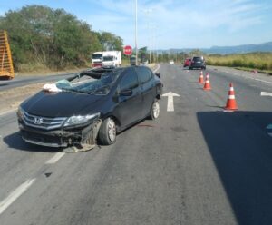 BR-101: homem morre após batida entre carro e carreta no ES
