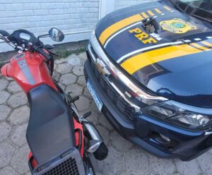 Motociclista é preso com arma e moto clonada na BR-101 Motociclista preso com arma na BR-101