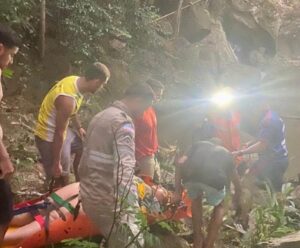 Jovem é resgatada pelos bombeiros em cachoeira de Apiacá Jovem resgatada de cachoeira em Apiacá
