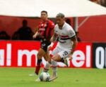 São Paulo aproveita expulsão no começo e vence o Vitória com dois de Luciano