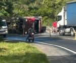 Acidente com carreta interdita totalmente a BR-101, em Rio Novo do Sul