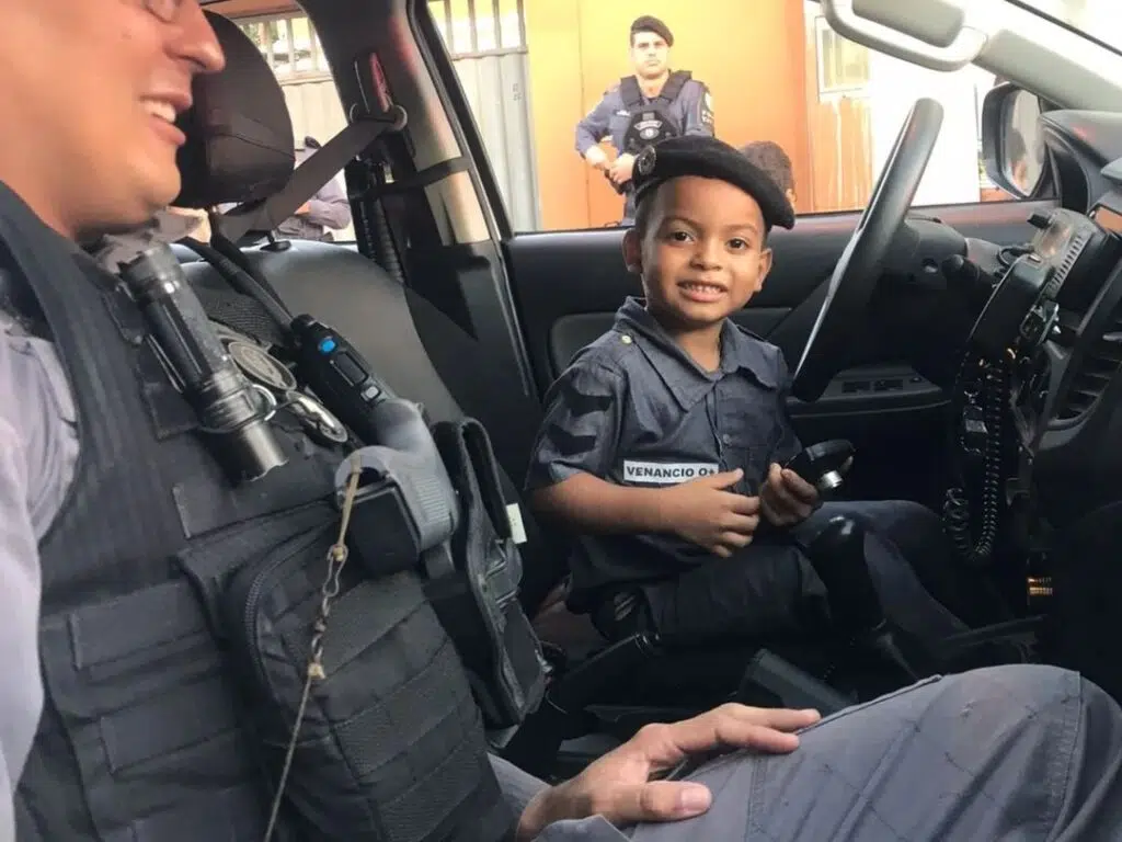 Menino de Itapemirim realiza sonho com presença da PM em aniversário