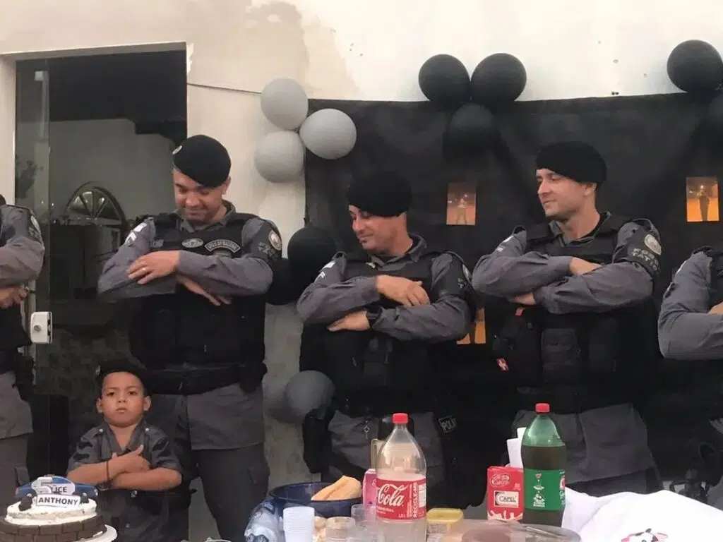 Menino de Itapemirim realiza sonho com presença da PM em aniversário