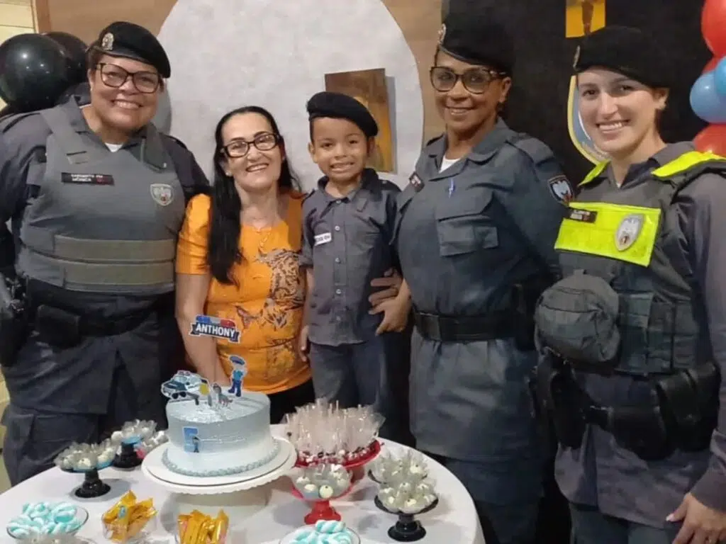 Menino de Itapemirim realiza sonho com presença da PM em aniversário
