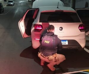 Ação da PRF resulta na recuperação de veículo clonado na BR-101 Veículo recuperado na BR-101