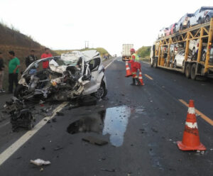 Acidente entre carreta e carro deixa uma pessoa morta no ES PRF/Acidente no ES