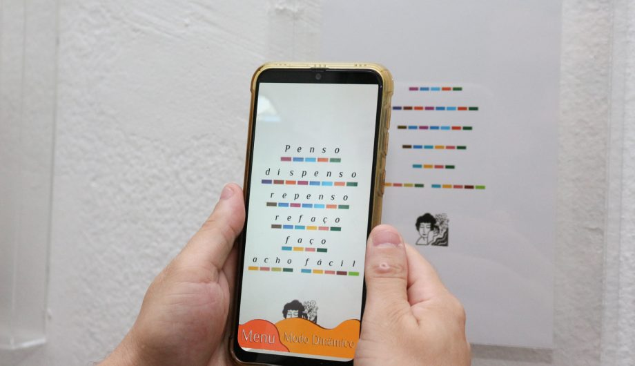 Projeto desenvolveu um alfabeto colorido e um alfabeto sonoro, que permitem decodificar, explorar e sentir, de outra maneira, os versos e poemas.
Foto: Márcia Leal/PMCI Projeto desenvolveu um alfabeto colorido e um alfabeto sonoro, que permitem decodificar, explorar e sentir, de outra maneira, os versos e poemas.
Foto: Márcia Leal/PMCI