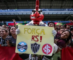 Galo faz treino aberto e junta quase R$700 mil para ajudar o RS galo