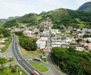 Homem morre prensado por trator dirigido pelo neto em Rio Novo do Sul