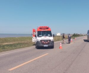 Caminhonete sai da pista após colisão contra ônibus na Rodovia do Sol Acidente na Rodovia do Sol