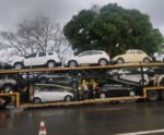 Caminhão-cegonha é flagrado na BR-101 transportando veículos roubados