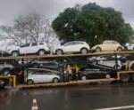 Caminhão-cegonha é flagrado na BR-101 transportando veículos roubados