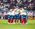 Bahia aproveita expulsão do Vasco, ganha e iguala pontuação do líder