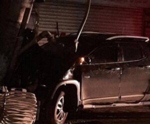 Motorista perde controle da direção e bate em poste em Cachoeiro Acidente em Cachoeiro