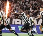 Botafogo vence o Fluminense e dorme na liderança do Brasileirão