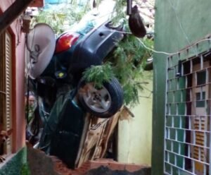 Carro desce rua desgovernado e atinge residência em Cachoeiro Cachoeiro de Itapemirim