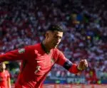 Torcedor quase atinge Cristiano Ronaldo ao pular da arquibancada