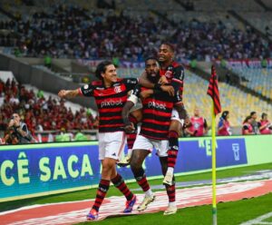 Flamengo marca no fim, vence o Bahia e assume a liderança do Brasileirão Flamengo e Bahia 1