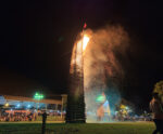 Queima de fogueira de 26 metros marca tradição há 11 anos em Rio Novo