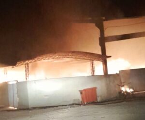 VÍDEO | Incêndio devasta galpão de reciclagem em Alegre Incêndio em galpão em Alegre