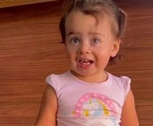 Menina de 1 ano e 8 meses morre atropelada acidentalmente pelo pai na garagem de casa Menina de 1 ano e 8 meses morre atropelada acidentalmente pelo pai na garagem de casa