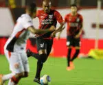 Athletico-PR supera Vitória e respira após crise gerada por saída de Cuca