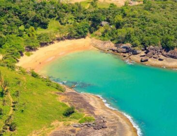 De águas cristalinas a refúgios secretos: 10 praias de Guarapari