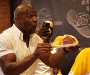 Terry Crews se derrete pelo sanduíche de mortadela de SP Terry Crews