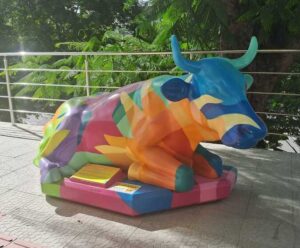 Arte em Cachoeiro: vaca colorida encanta o centro da cidade Vaca colorida em Cachoeiro
